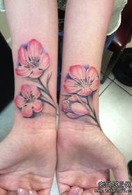 дјевојке запешће мода лијепи цвјетни узорак тетоважа