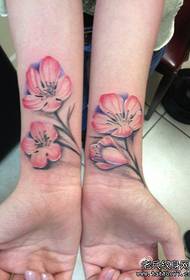 ragazze polso moda bellissimo motivo floreale tatuaggio