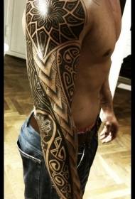 Patró de tatuatge en braç decoratiu en blanc i negre d'estil polinèsia