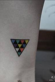A barra de show de tatuagens recomendou um padrão de tatuagem de triângulo colorido no pulso