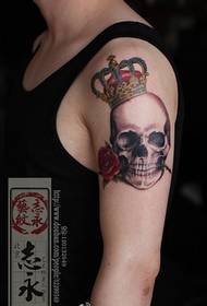 hermoso brazo con un tatuaje de corona patrón de tatuaje