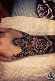 djevojka Wrist prekrasna ruža i čipka tetovaža uzorak