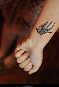 un tatuaggio da rondine al polso