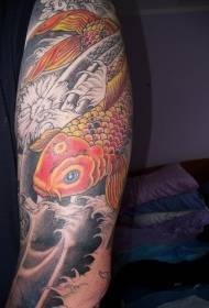 Arm Gold Koi na Black Wave Tattoo Pattern
