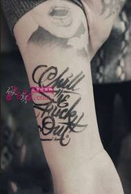 Immagine creativa del tatuaggio di alfabeto inglese del polso