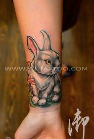modèle de tatouage lapin couleur poignet femme