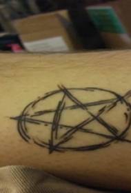 gwiazda tatuaż postać męska cholewka na zdjęciu tatuażu gwiazdy