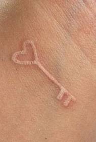 Imaginea pentru tatuaje a recomandat un model de tatuaj cu cheie de la încheietura mâinii, invizibil
