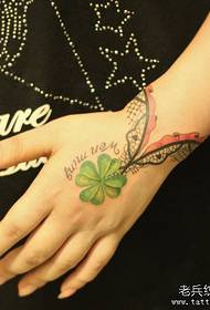 tatuaggio del braccialetto del trifoglio del quadrifoglio del polso della ragazza