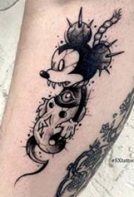 Vitello dei ragazzi del fumetto del tatuaggio sull'immagine nera del tatuaggio di Topolino