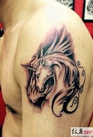 muundo wa tattoo ya mnyama mwenye pembe moja kwenye mkono