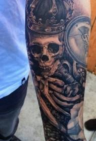 Cranio di colore del braccio con motivo tatuaggio corona