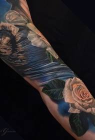 Braccio onde colorate e motivo tatuaggio rosa
