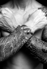 lengan ganda laki-laki pola tato naga gaya Asia