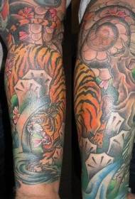bracciu di tigre asiatico è di mudellu di tatuaggi di fiori