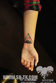 nadgarstek dziewczyny piękny wzór tatuażu trójkąt trójkąt