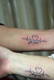 una bellissima scheda da polso con un bellissimo tatuaggio da polso