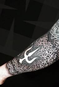 arm svartvit blommig prydnad och trident tatuering mönster