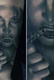 zastrašujući uzorak tetovaže lanca crne sive vampirove žene