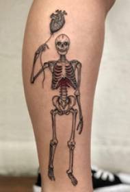歐洲小腿紋身女孩小腿對心臟和頭骨的紋身圖片