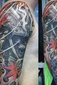 braccio guerriero nero in stile giapponese con motivo tatuaggio colorato foglia d'acero