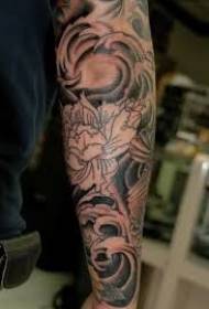 Braccio in stile asiatico bianco e nero grande fiore tatuaggio ondulato