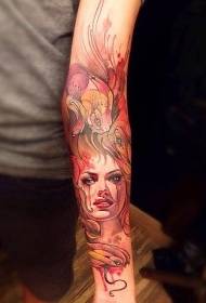 rokas spilgtas krāsas meitenes sejas portreta tetovējuma raksts