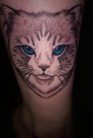 Msichana wa tattoo ya kitanda aliyepambwa kwenye ndama ya picha ya kitten