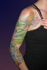 ndege ya kupendeza na muundo wa tattoo ya sleeve ya maua