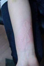 Angla kolombo-tatuaje sur la pojno