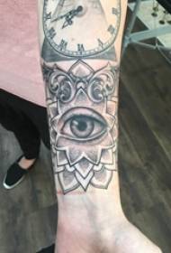 Tatuaż Brahma, ramię mężczyzny, tatuaż waniliowy i obraz tatuażu oka