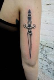 Ọwọ ọmọbirin lori aworan afọwọ dudu grẹy itọka elegun ẹlẹgẹ domineering dagger tattoo tattoo