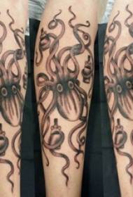 Letsoho le letšo la octopus e motona ea setono holim'a setšoantšo sa tattoo sa octopus e ntšo