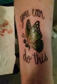 3D vlinder tattoo mannelijke student arm op Engels en vlinder tattoo foto