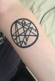 Armi di scolara in linee simplici geométricu neru Round è Pentagramma di tatuaggi di Pentagram