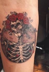 Le armi dei ragazzi hanno dipinto le immagini creative del tatuaggio dei fiori del cranio dell'acquerello