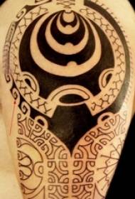 Ramię ucznia na czarnym tatuażu geometryczny element totemu obraz tatuażu