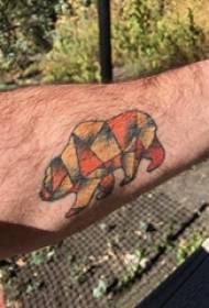 手臂纹身素材 男生手臂上彩色的熊纹身图片