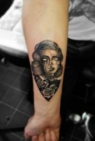 Charakter portret tatuaż mężczyzna student dziewczyna tatuaż postać na ramieniu