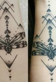 De arm van het meisje op zwarte lijn steek truc creatieve dragonfly tattoo foto