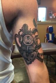 Jongens armen op zwart grijs schets Sting Tips Creatieve grappige Octopus Tattoo foto