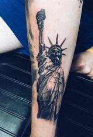 Статуа на слобода Оружје на тетоважа на рацете на црната статуа на слободата на тетоважата