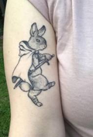 Tatuaggio coniglio ragazza nero coniglio grigio tatuaggio immagine sul braccio