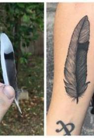 Pagbatbat sa tattoo sa balahibo nga lalaki nga bukton sa bukton sa itom nga feather tattoo nga litrato
