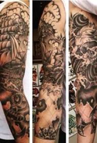 Blummenarm Tattoo männlecht Aarm op schwaarz groe Blummenarm Tattoo Bild