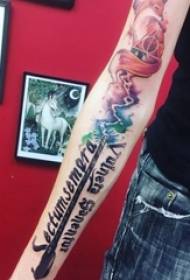 Girl's arm op swartgrys skets punt doring vaardigheid kreatiewe blomme liggaam Engels tattoo foto