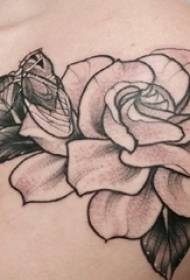 Braço da menina em preto picada técnica planta flor tatuagem foto
