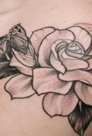 Braccio della ragazza sull'immagine nera del tatuaggio del fiore della pianta di tecnica di puntura