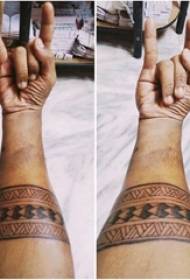 Modello di tatuaggio creativo, raffinato e interessante sul braccio su varie braccia