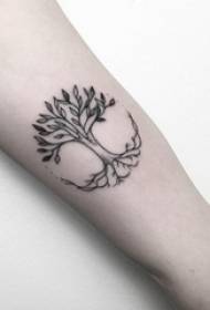 ذراع الفتاة على الخط الأسود الإبداعية شجرة صورة أدبية الوشم